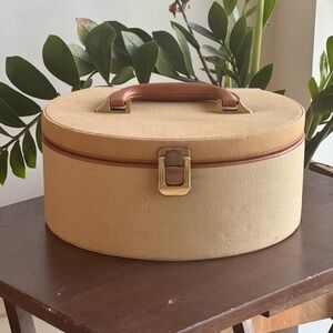RARE FIND! VINTAGE Traveling Jewelry Storage Box with Brown Leather Handle